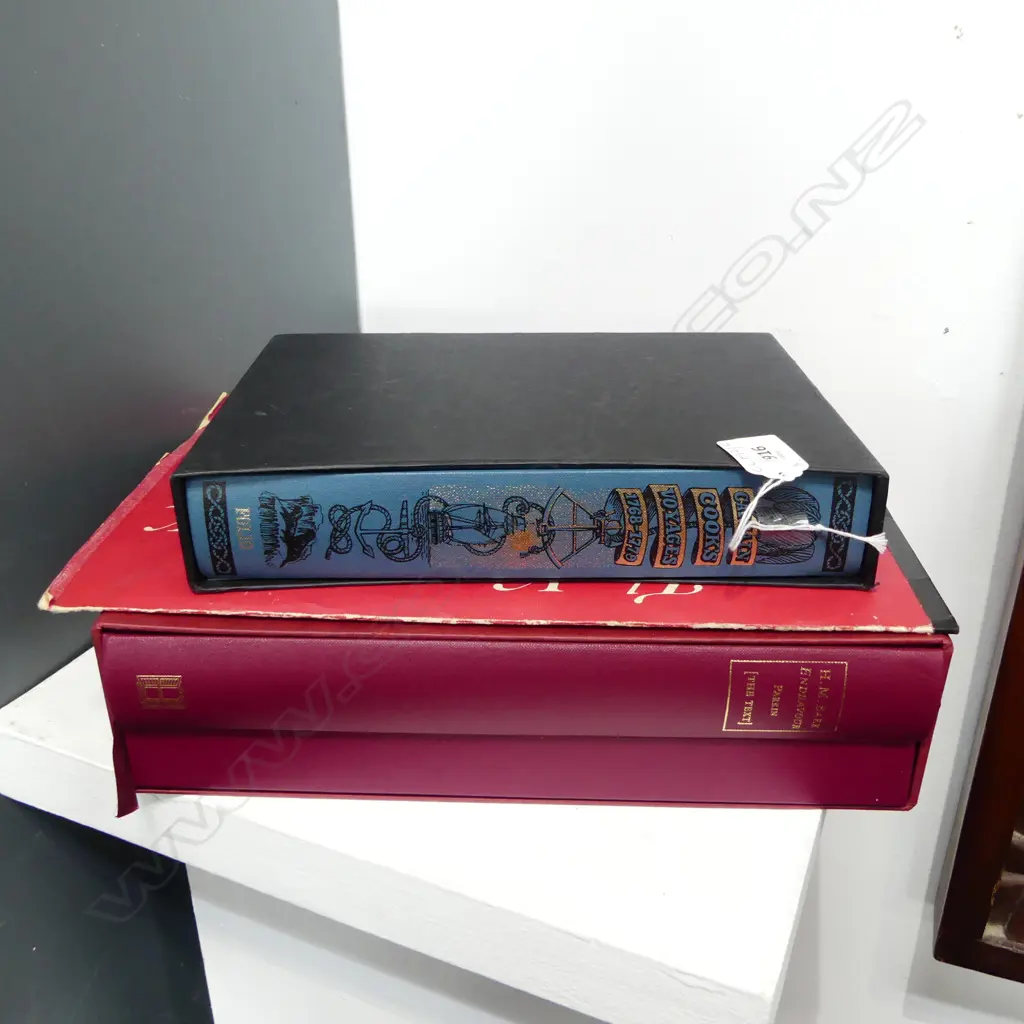 2 CASED BOOKS 'H.M. BARK ENDEAVOUR' & 'CAPTAIN COOKS VOYAGES 1768-1779' + RED FOLIO Image 1++