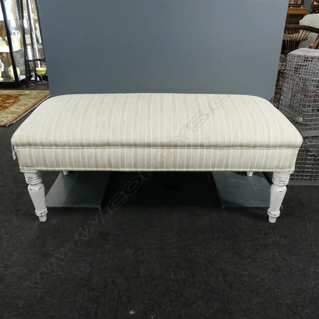 WHITE UPHOLSTERED OTTOMAN 1180x520x480mm Image 1++