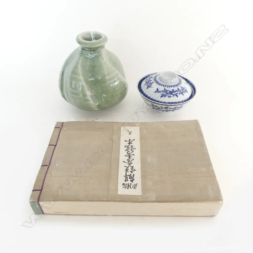 ORIENTAL CELADON GLAZE VASE, VINTAGE JAPANESE HANDBOUND BOOK & B/W LIDDED BOWL D.110mm Image 1++