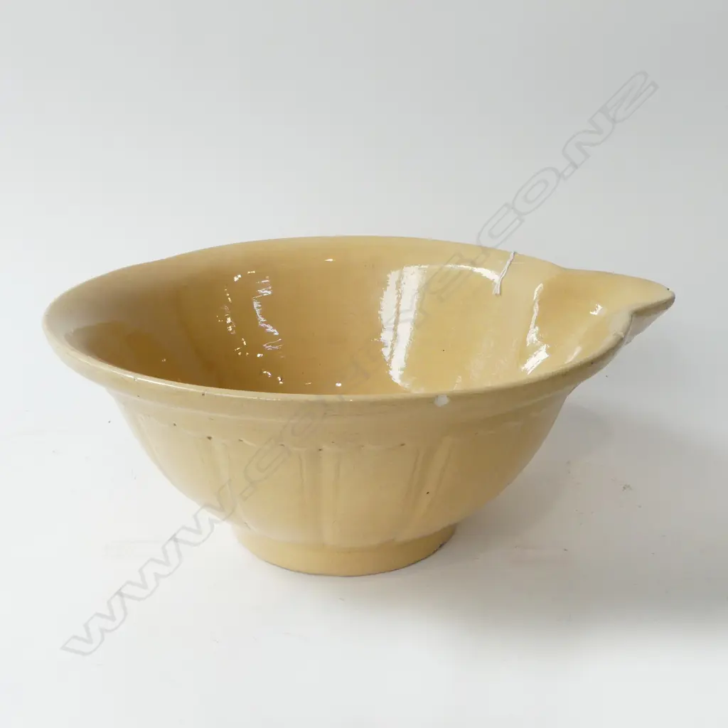(3114) LG OLD YELLOW CRACKLE GLAZED MIXING BOWL Dia.320mm (CHIP TO SPOUT) Image 1++
