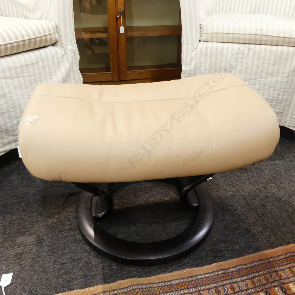TAN COULORED FOOTSTOOL L570MM Image 1++