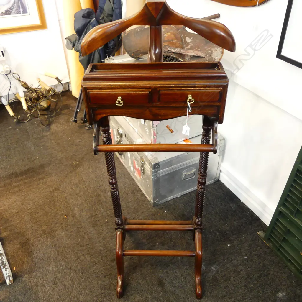 WOODEN VALET STAND H.1210mm Image 1++