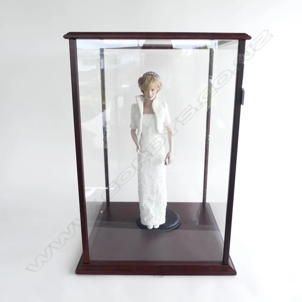 DIANA DOLL H.450mm IN PERPEX DISPLAY CASE 390x390x560mm Image 1++