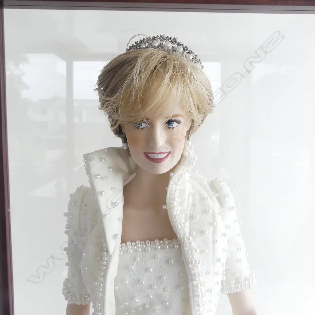 DIANA DOLL H.450mm IN PERPEX DISPLAY CASE 390x390x560mm Image 1++