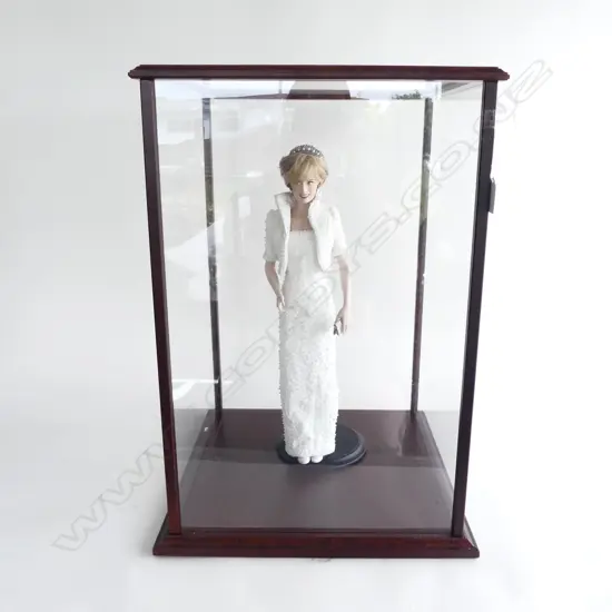 DIANA DOLL H.450mm IN PERPEX DISPLAY CASE 390x390x560mm