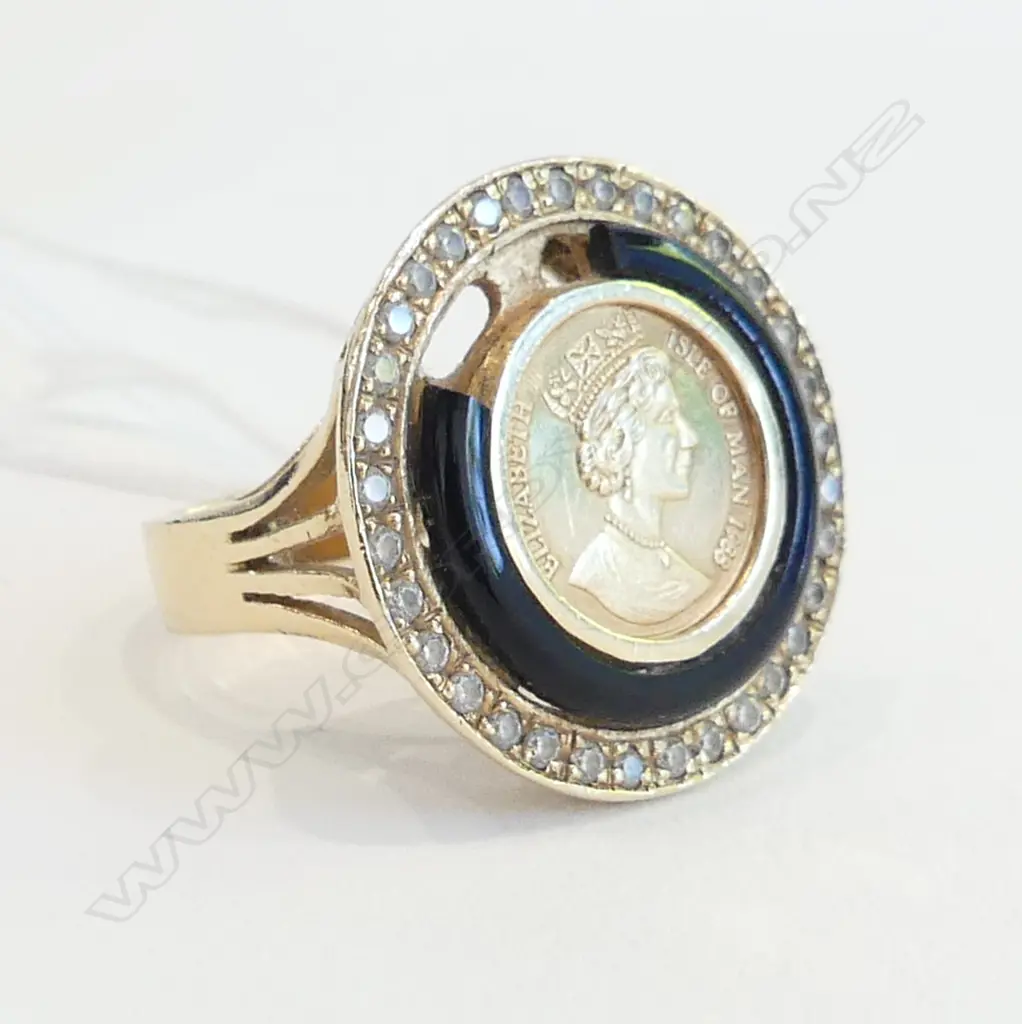14CT RING w. ISLE OF MAN 1988 .999 GOLD COIN ? 13.9mm dia (ENAMEL FAULTED) 8.2 GM Image 1++