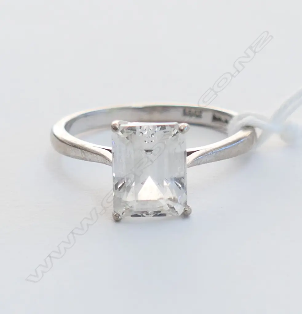 18CT WHITE GOLD FAUX DIAMOND RING 4.0 GM SIZE P 1/2 Image 1++