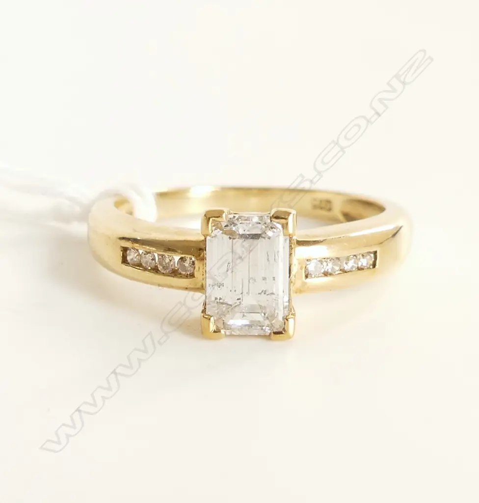9ct Y/GOLD (APPROX 1 CARAT) EMERALD CUT DIAMOND ( CLARITY ENHANCED)  RING 2.78gms Image 1++