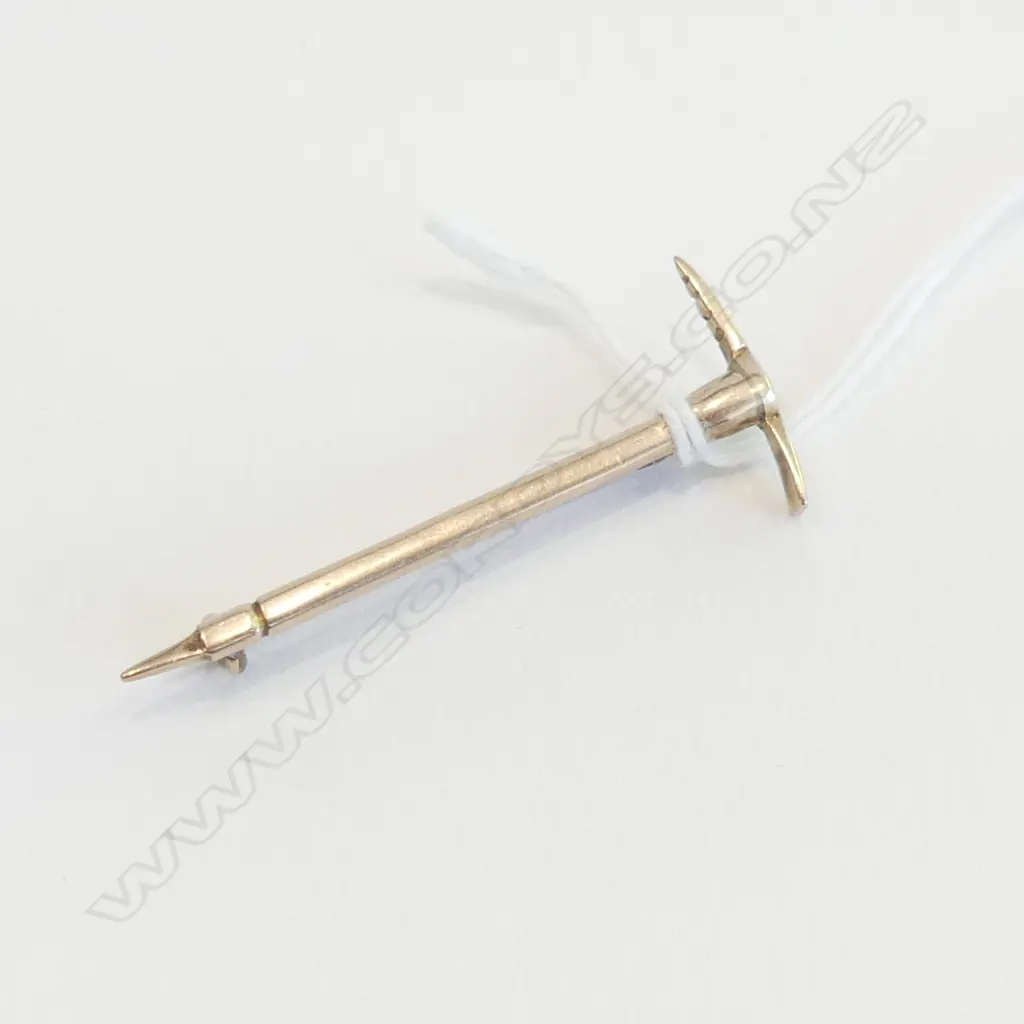 9CT PICK AXE BAR BROOCH INSCRIBED 'MT EGMONT 26/5/30 L.45mm 3.2 GM  Image 1++