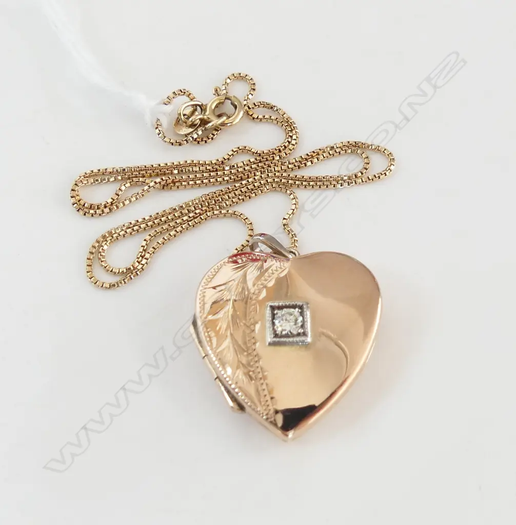 9ct GOLD .10 DIAMOND SET HEART LOCKET ON FINE CHAIN 6.54gms Image 1++