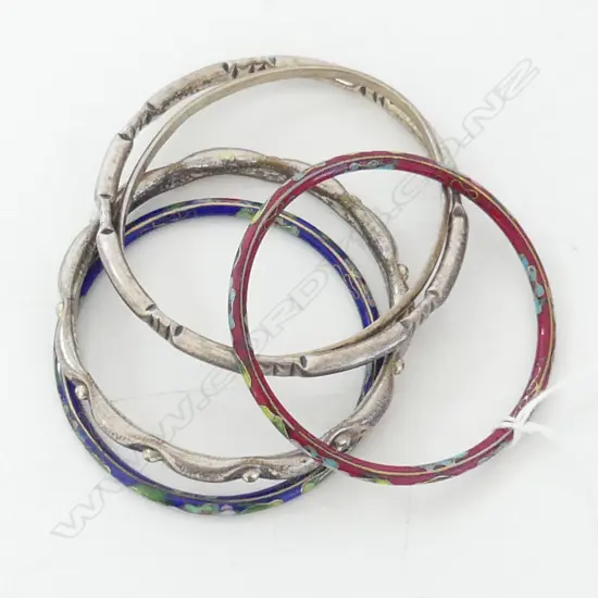 5 ASST. STG? BANGLES 84 GM