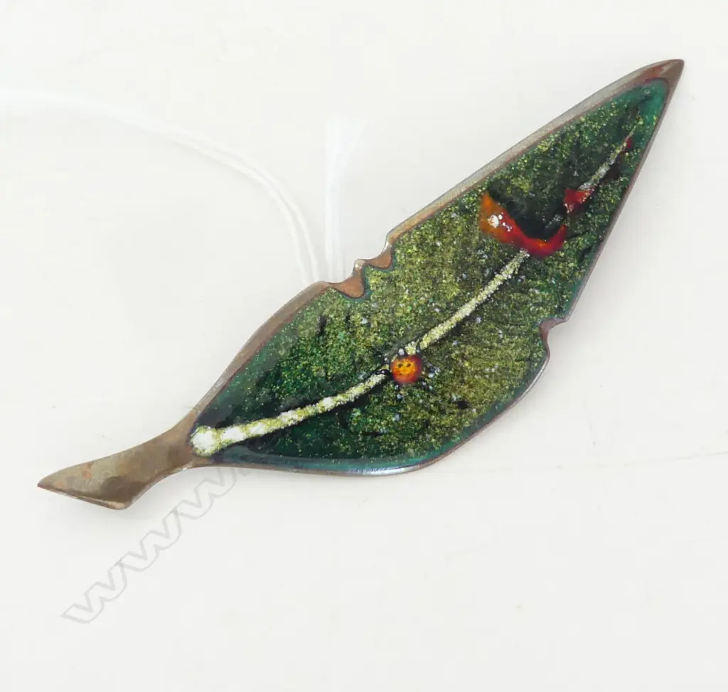 ALAN HEYWOOD ENAMELED COPPER GUM LEAF BROOCH L.95MM Image 1++