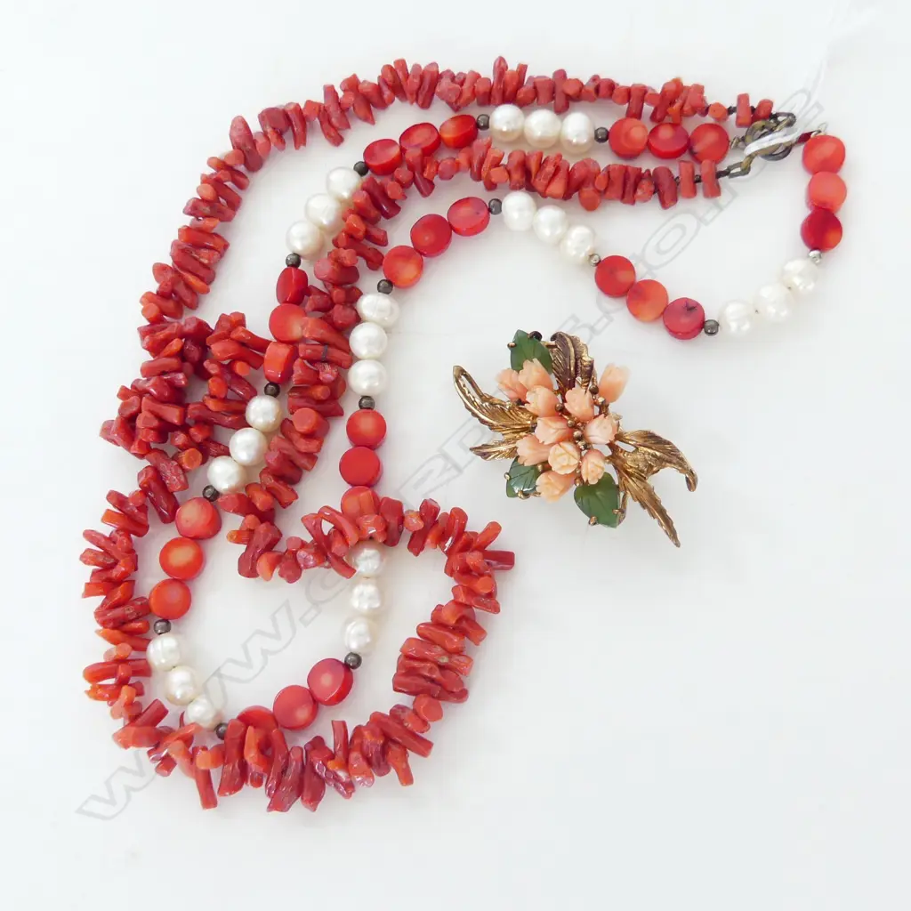 2 CORAL BEAD NECKLACES AND A CORAL & JADE BROOCH Image 1++