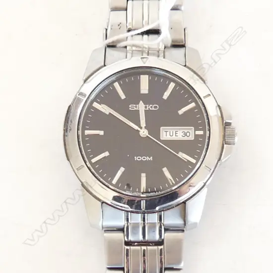 MENS SEIKO 100M WATCH. SILVER COLOUR. WORKING.
