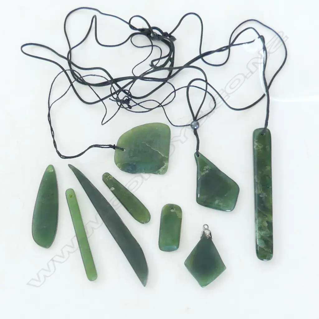 3 POUNAMU NECKLACES & 6 UNSTRUNG POUNAMU PENDANTS Image 1++