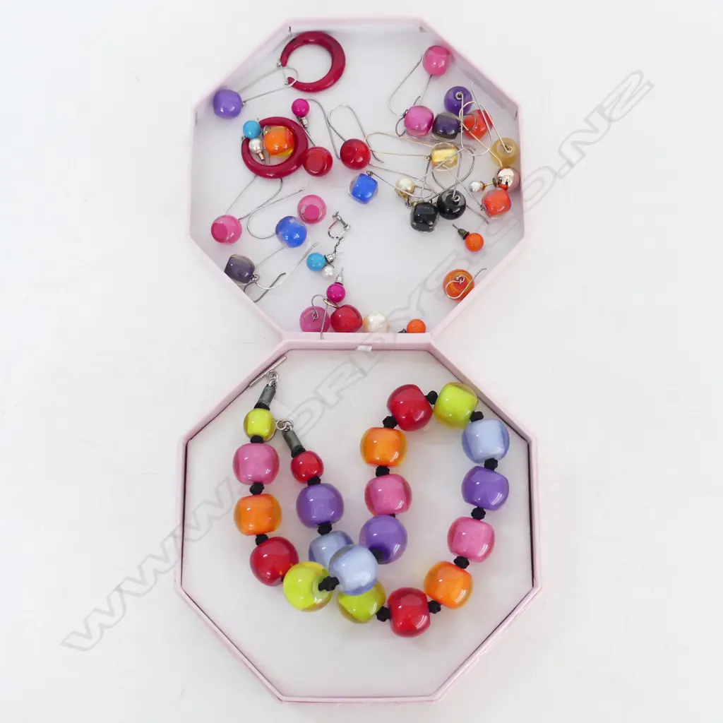 ASST. COLOURED FASHION BEAD NECKLACE & EARRINGS Image 1++