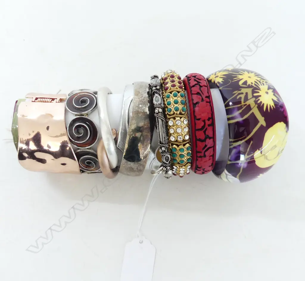 COLLECTION OF COSTUME BANGLES & ONE RED/BLK CINNABAR BANGLE Image 1++