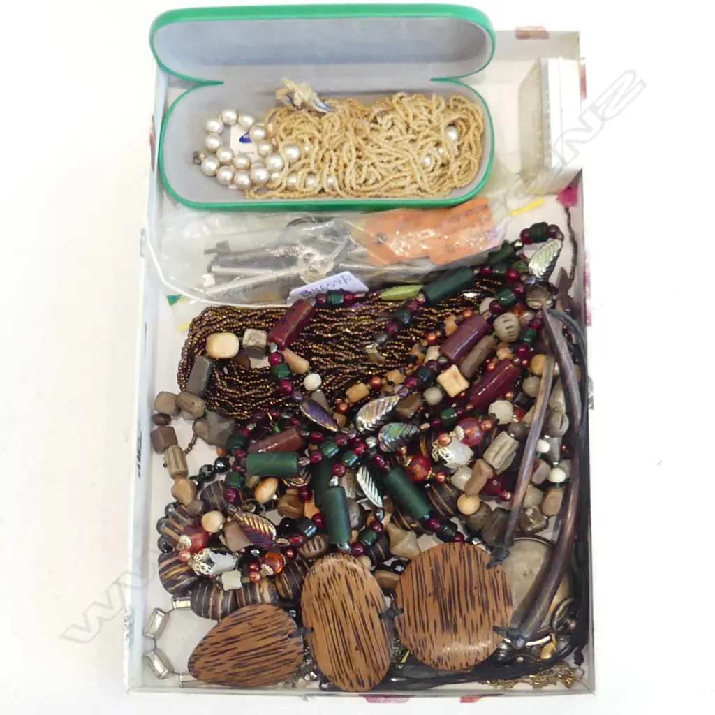 ASST COTUME JEWELLERY ,FAUX PEARLS, KEYS ETC Image 1++