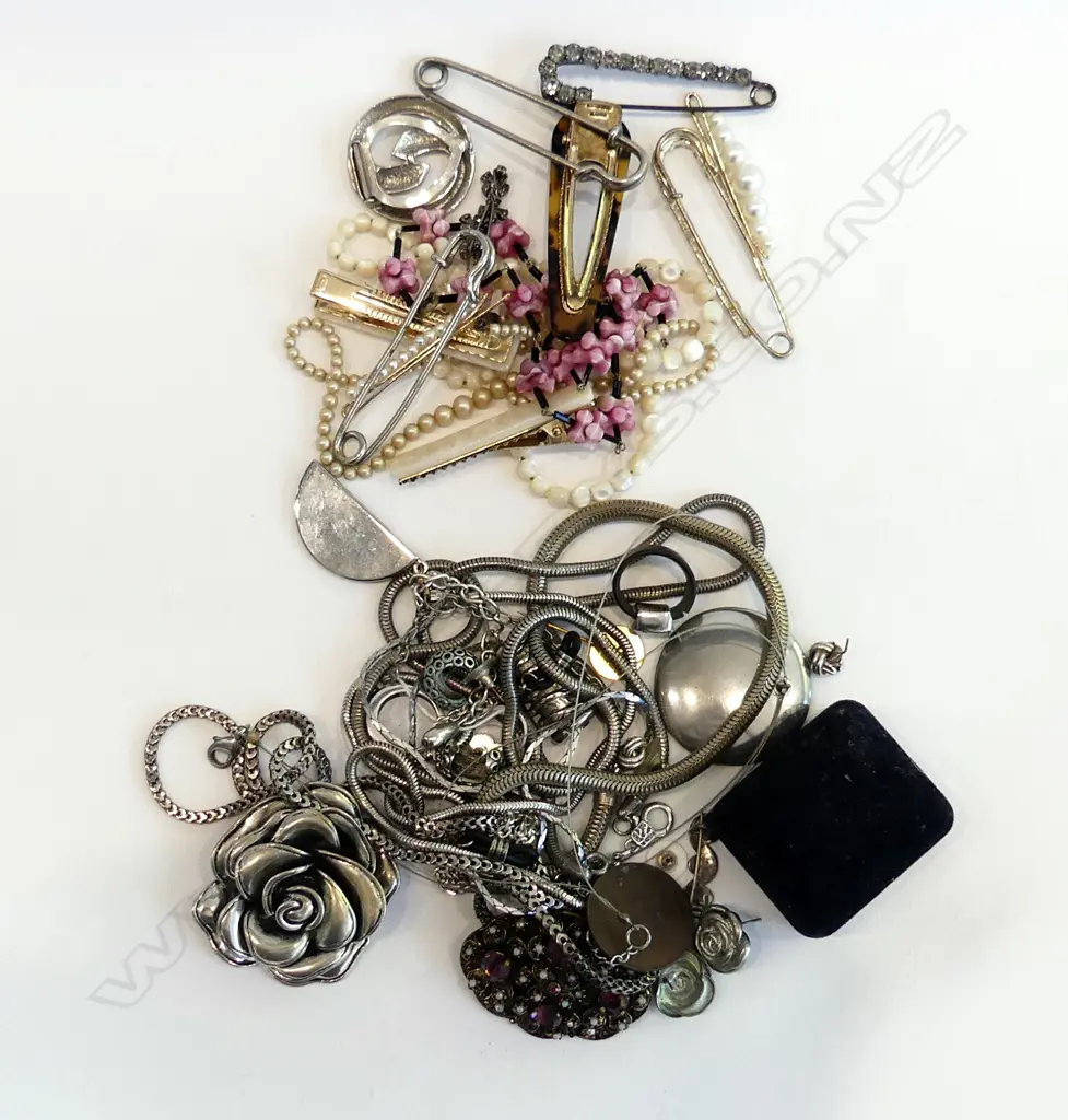 BAG ASST. COSTUME JEWELLERY, HAIR CLIPS ETC Image 1++