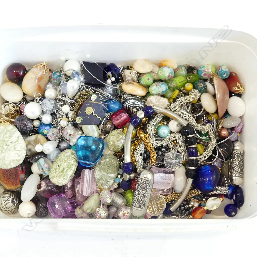 BOX ASST. COSTUME JEWELLERY, POLISHED STONES ETC Image 1++