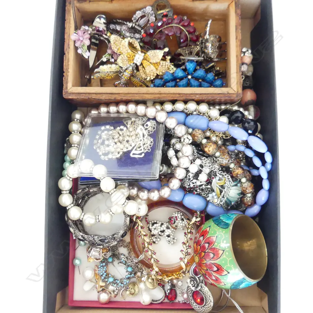 TRAY OF COSTUME JEWELERY & CHINESE CAMPHOR BOX FILLED WITH VARIOUS HAIR CLASPS Image 1++