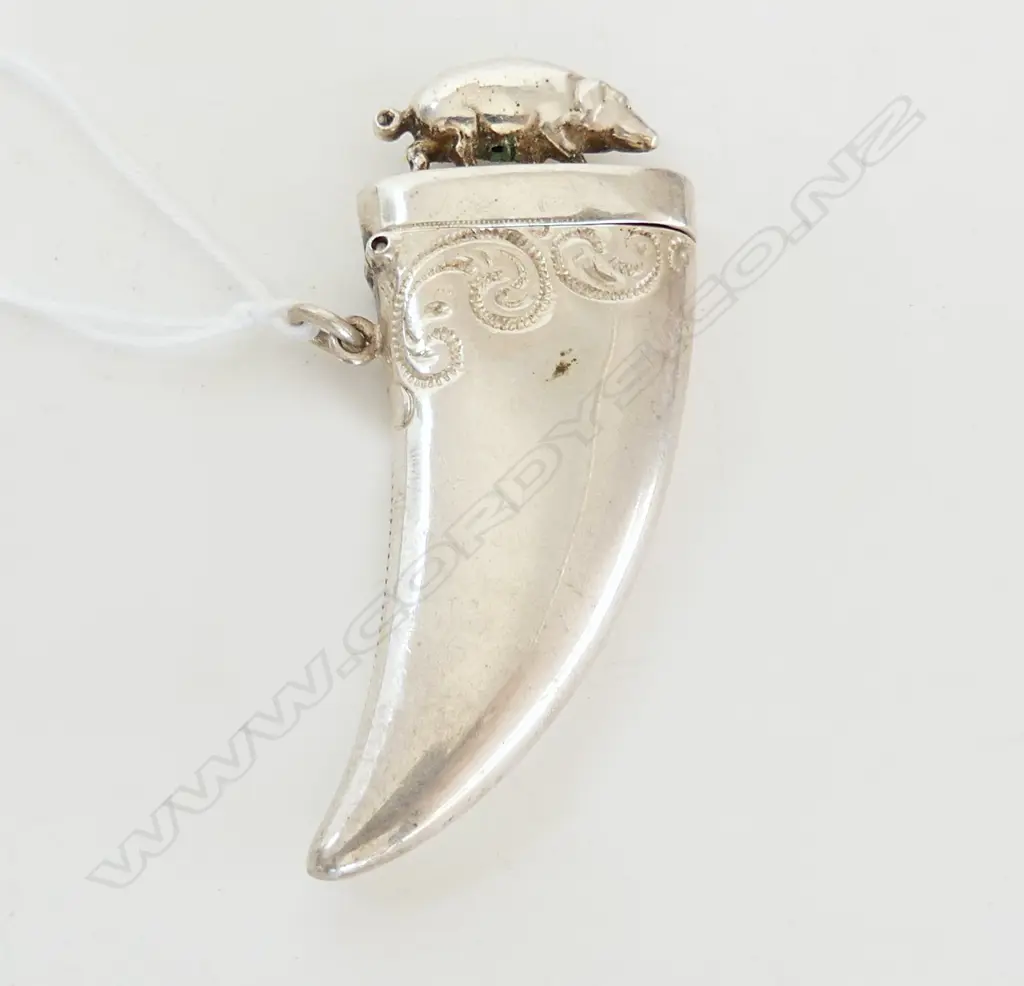 SILVER SHARK'S TOOTH form VESTA W PIG TO LID engraved Image 1++