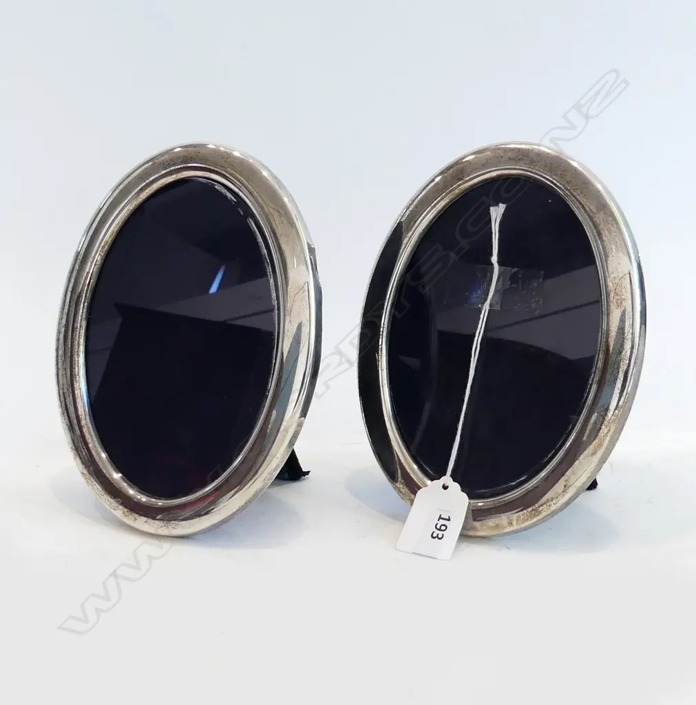 PR STG SILVER OVAL PHOTO FRAMES SHEFFIELD 2004 170x130mm Image 1++