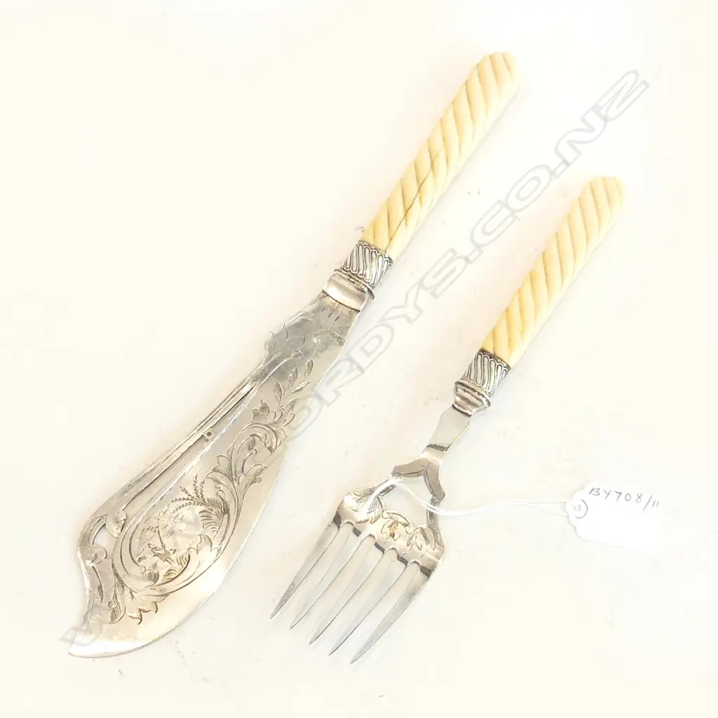 VICTORIAN PAIR OF IVORY & SILVER PLATED FISH SERVERS ENGRAVED WITH FISHERMAN NB: CRACK TO HANDLES L.310MM Image 1++