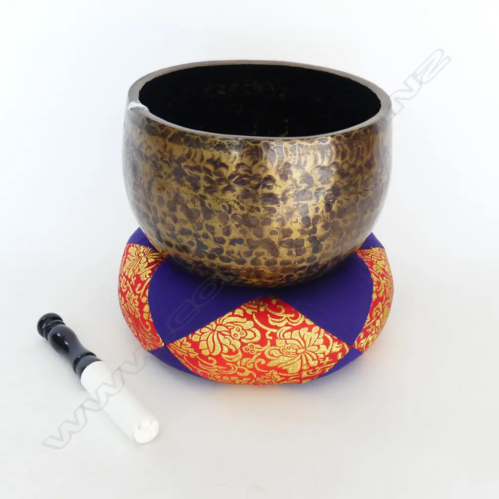 OLD HANDMADE BRONZE JAPANESE BUDDHIST SINGING BOWL Dia.195mm on cushion Image 1++