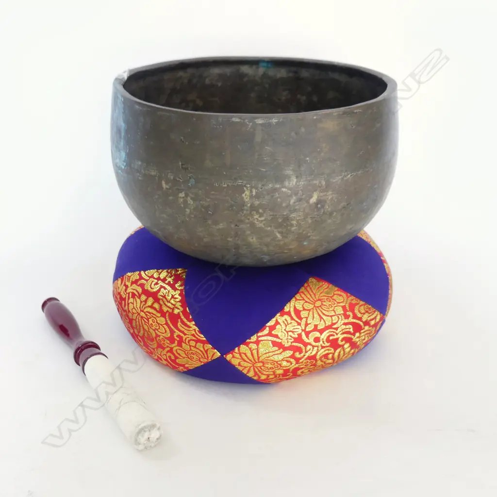OLD HANDMADE BRONZE JAPANESE BUDDHIST SINGING BOWL Dia.215mm on cushion Image 1++