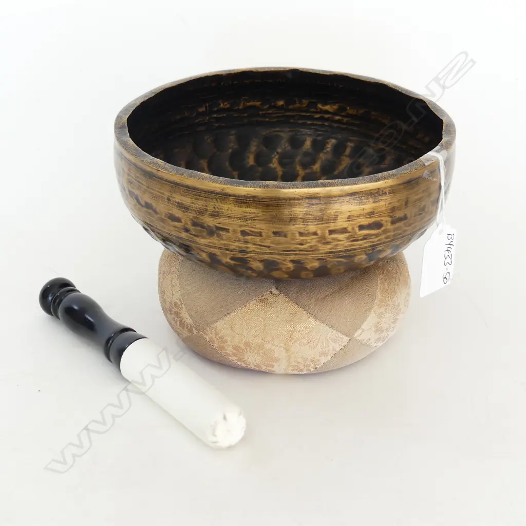OLD HANDMADE BRONZE JAPANESE BUDDHIST SINGING BOWL Dia.170mm on cushion Image 1++