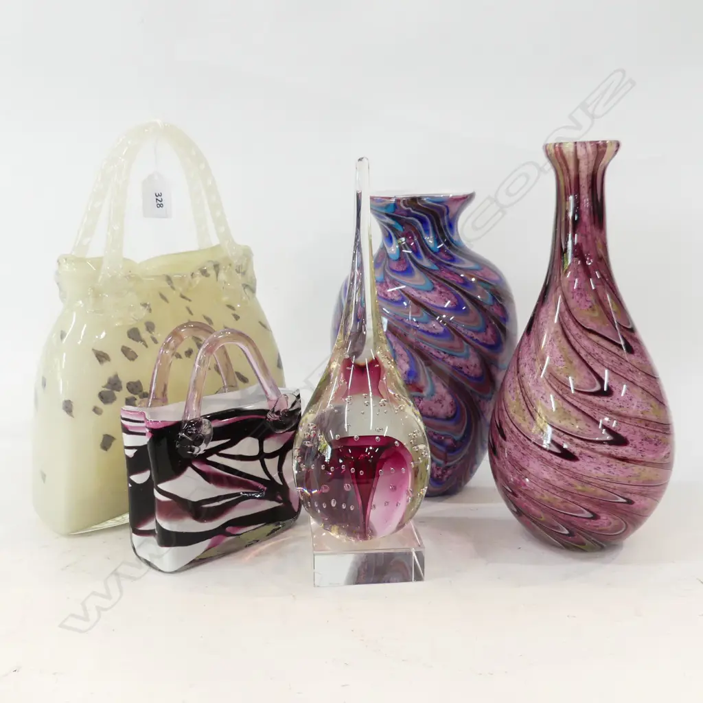 5 PCES ART GLASS: 2 BAGS, 2 VASES, FINIAL (BASE CHIPPED) H.300mm Image 1++