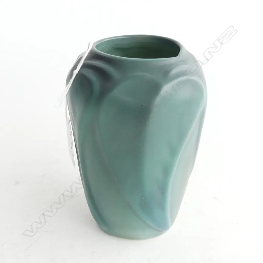 VAN BRIGGLE LEAF SCULPTED VASE signed H.135mm Image 1++