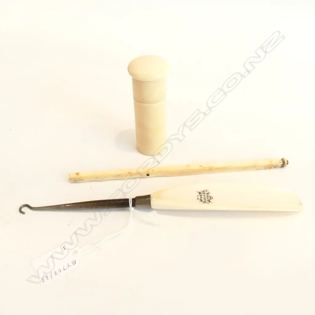 3 IVORY ITEMS - SHOEHORN, CONTAINER, AND STICK L.95MM-245MM Image 1++