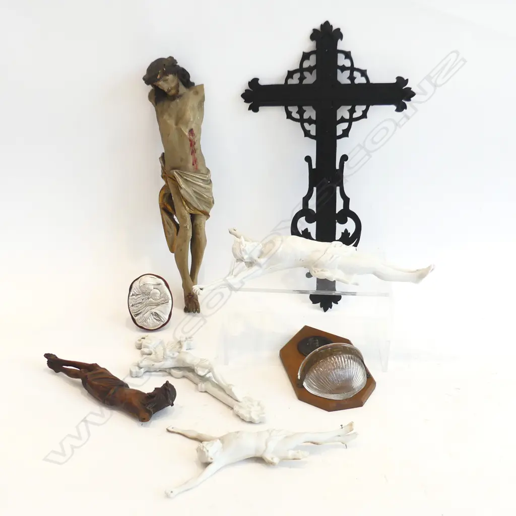 ASST RELIGOUS ITEMS CROSS,FONT FIGURES OF CHRIST PORCELAIN AND WOOD H 300 MM Image 1++