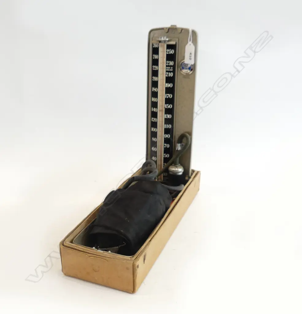 VINTAGE “ACCOSON” SPHYGOMANOETER IN ORIGINAL BOX WITH INSTRUCTIONS FOR BLOOD PRESSURE MONITORING L.32CM Image 1++