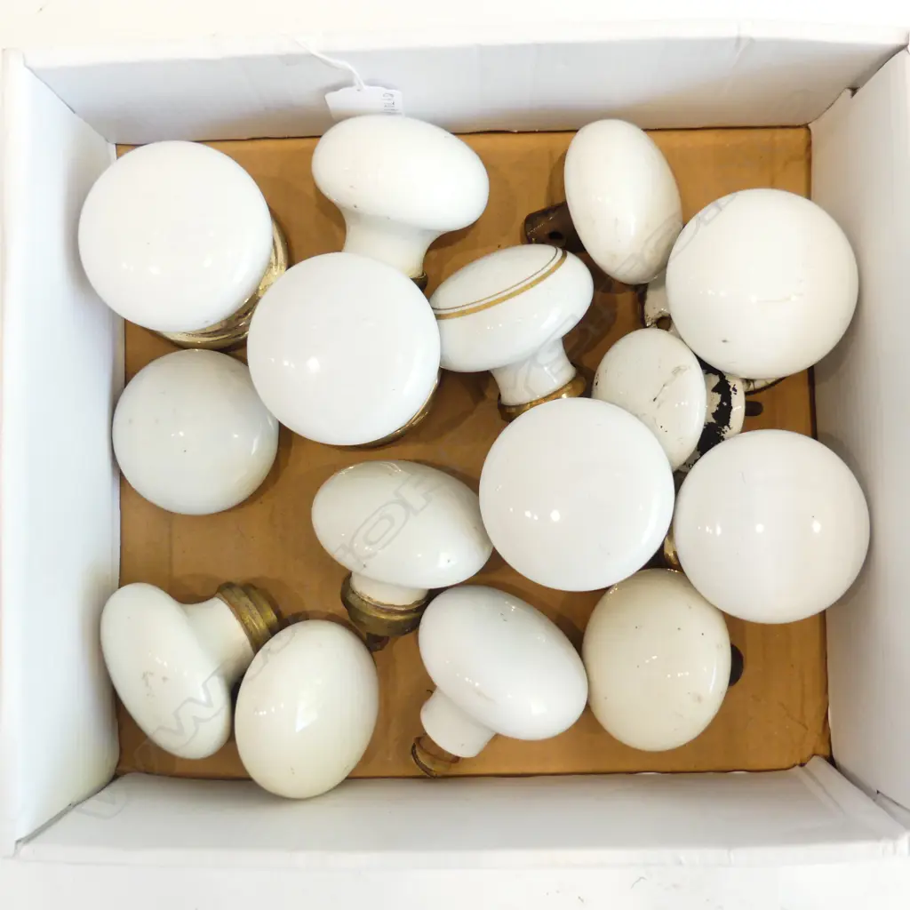 BOX OF 15 ASSORTED VINTAGE & ANTIQUE WHITE PORCELAIN DOOR KNOBS Image 1++