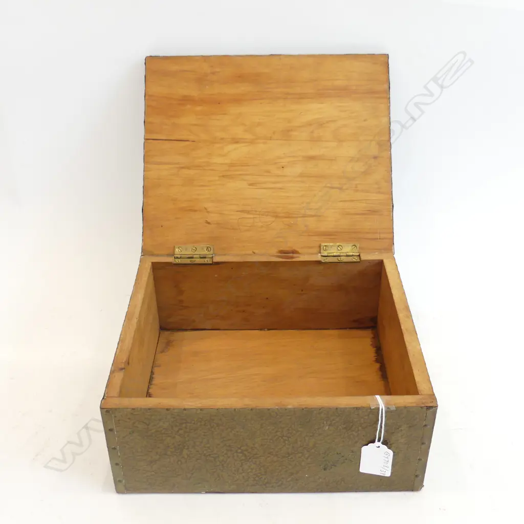 ANTIQUE HANDMADE BRASS BOX WITH REPOUSSE FROGS DECORATION AND WOODEN INTERIOR C.1910 L. 25CM Image 1++