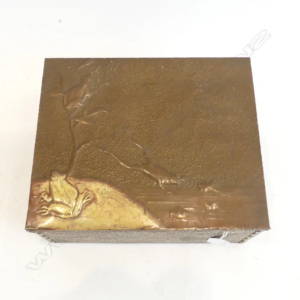 ANTIQUE HANDMADE BRASS BOX WITH REPOUSSE FROGS DECORATION AND WOODEN INTERIOR C.1910 L. 25CM Image 1++
