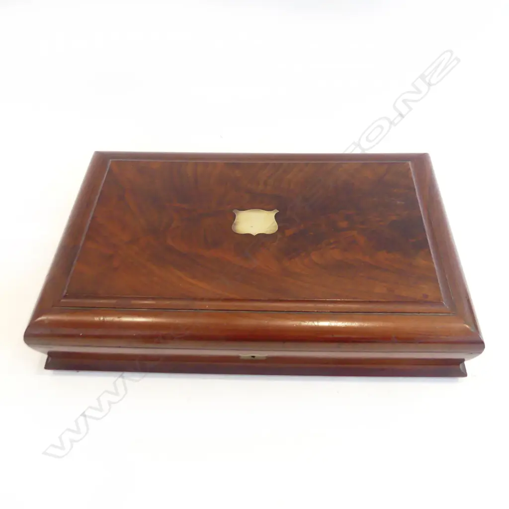 VICTORIAN MAHOGANY FLAME WOODEN BOX WITH BRASS CARTOUCHE AND LINED INTERIOR L.42CM Image 1++