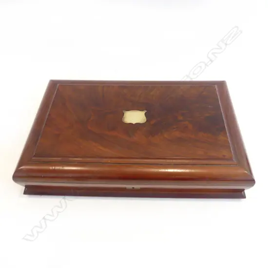 VICTORIAN MAHOGANY FLAME WOODEN BOX WITH BRASS CARTOUCHE AND LINED INTERIOR L.42CM