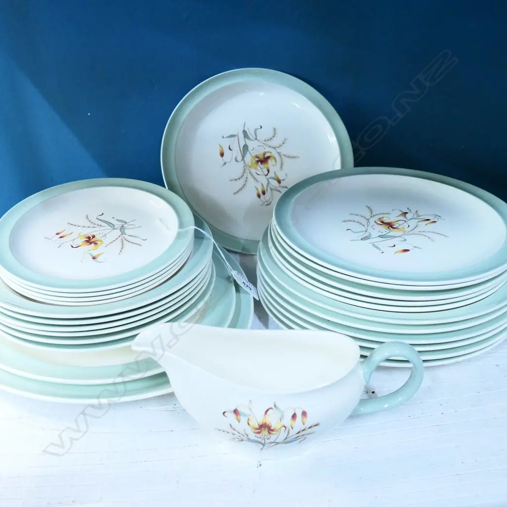 PART WEDGWOOD DINNER SERVICE TIGER LILY PAT Image 1++