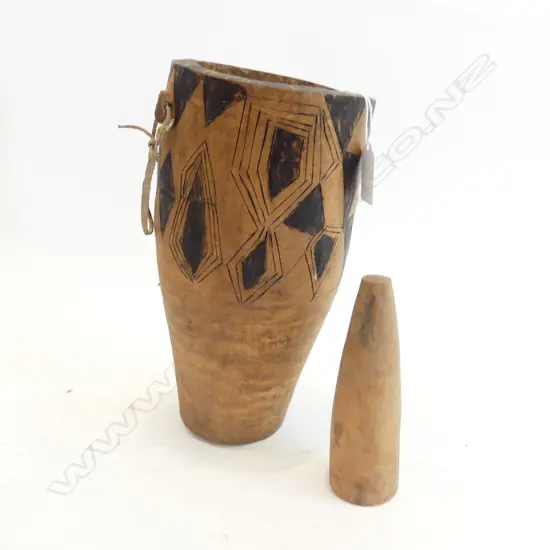 A BOTSWANAN BUSHMAN’S HERB MOTAR AND PESTLE H.24CM
