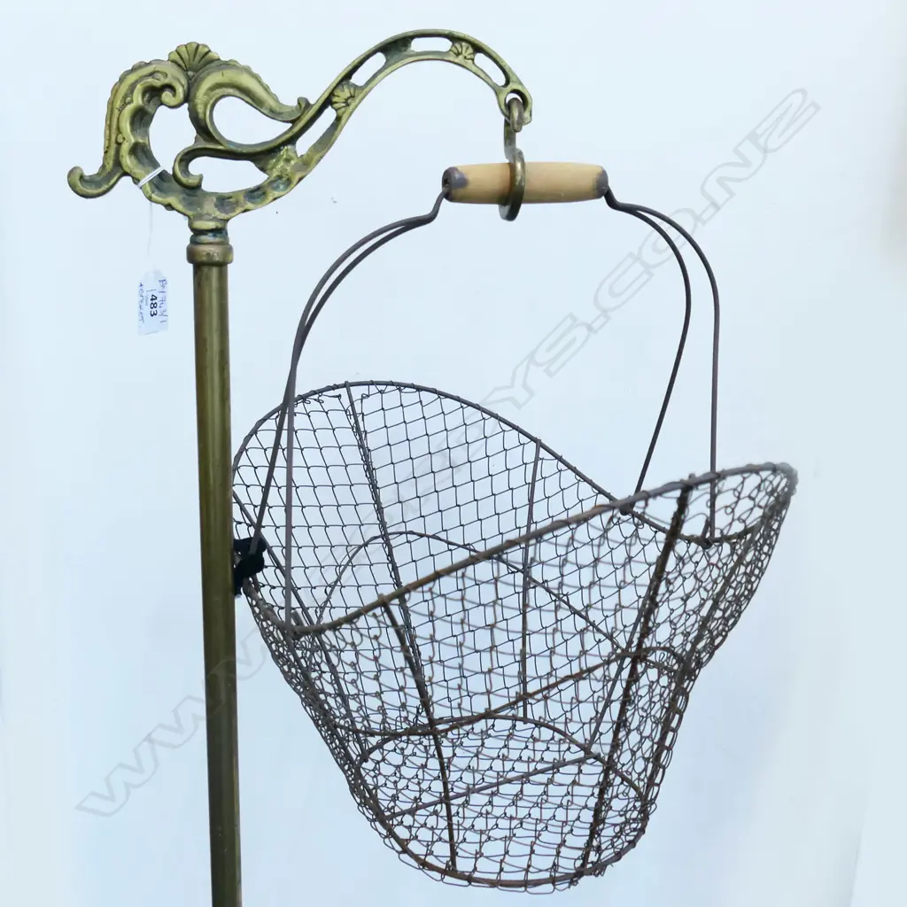 WIRE BASKET + BRASS STAND w. HOOK H.1410mm Image 1++