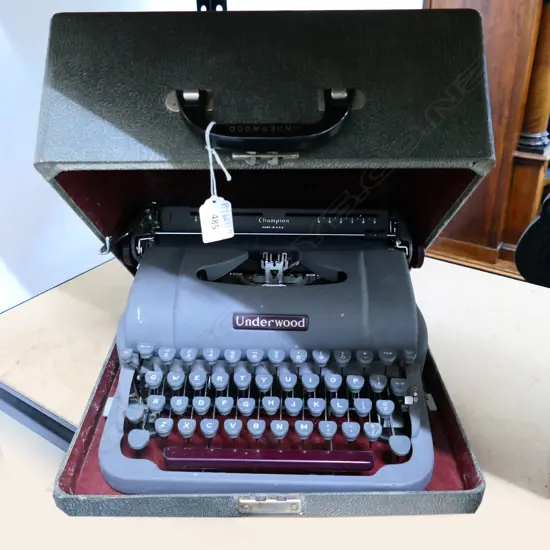 VINTAGE UNDERWOOD 'CHAMPION' TYPEWRITER, CASED