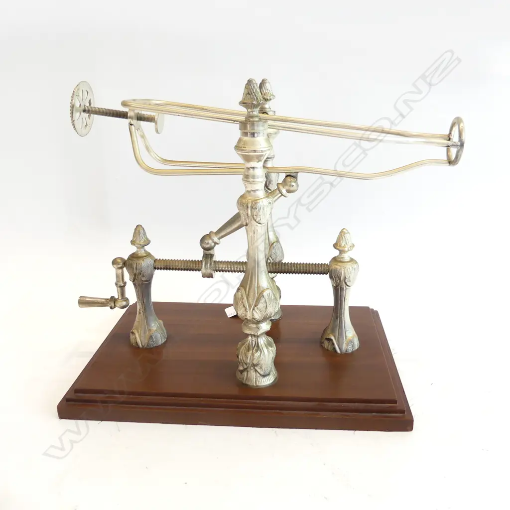 VINTAGE MECHANICAL WINE BOTTLE CRADLE POURER EXCELLENT WORKING CONDITION MOUNTED ON WOODEN PLINTH 3.8KGS L.32CM H.31CM Image 1++