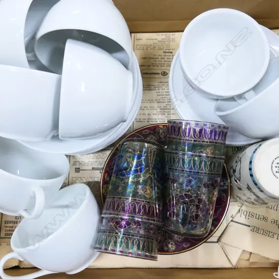 COLLECTION OF 8 WHITE COFFEE CUPS, A WEDGWOOD MUG & 4 FLORAL DECOR GLASS TEA CUPS w SAUCERS