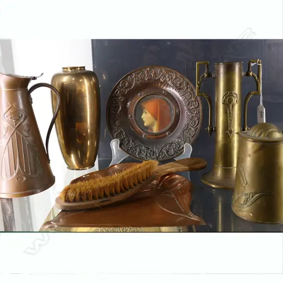 COLLECTION OF 6 BRASS & COPPER ITEMS INCLDS ART NOUVEAU DUST PAN & BRUSH & 'FABIOLA' 1953 DISH