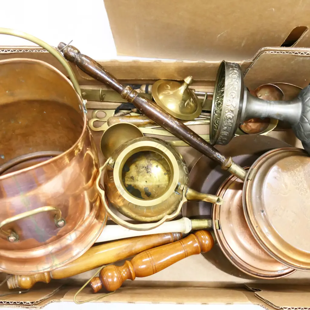 COLLECTION OF BRASS & COPPER ITEMS, INCLDS COAL BUCKET, BED WARMERS KITCHEN UTENSILS, LADLES  & TEAPOT Image 1++
