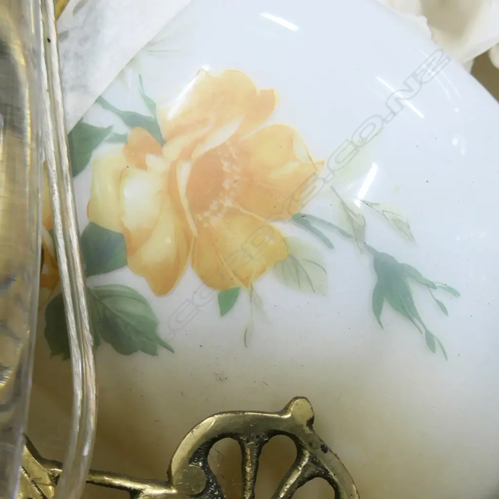 BOX LOT OF KERO LAMP SHADES & LIGHT FITTINGS Image 1++